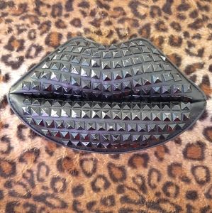 Lip shaped clutch